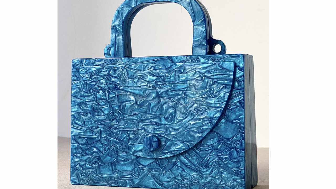 Uma ótima iluminação é essencial na hora de tirar fotos de bolsas de luxo para vender. Clique na imagem e saiba como vender suas bolsas sem sair de casa.