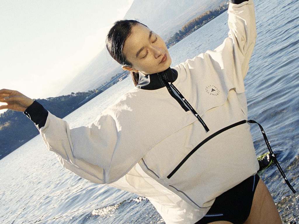 Foto da campanha Primavera/Verão 2021 da parceria Stella McCartney x Adidas. Clique na imagem e confira mais criações da marca! (Foto: Reprodução/Instagram @stellamccartney)
