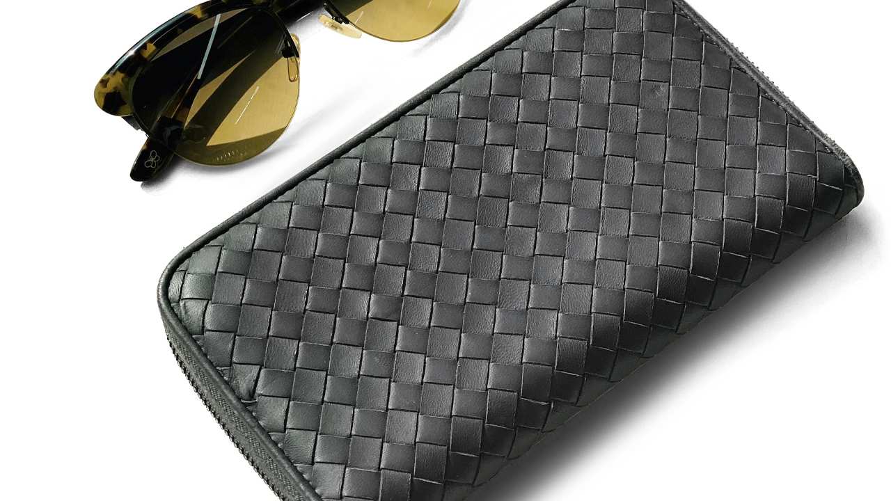 Em tradução literal, o nome da marca significa "Loja Veneziana. Clique na imagem e confira criações da Bottega Veneta!