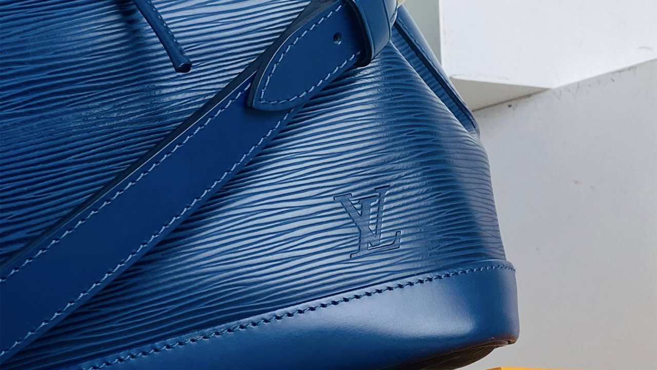 Fotos de detalhes são muito importantes na hora de tirar fotos de bolsas de luxo para vender! Clique na imagem e saiba como vender suas bolsas sem sair de casa.