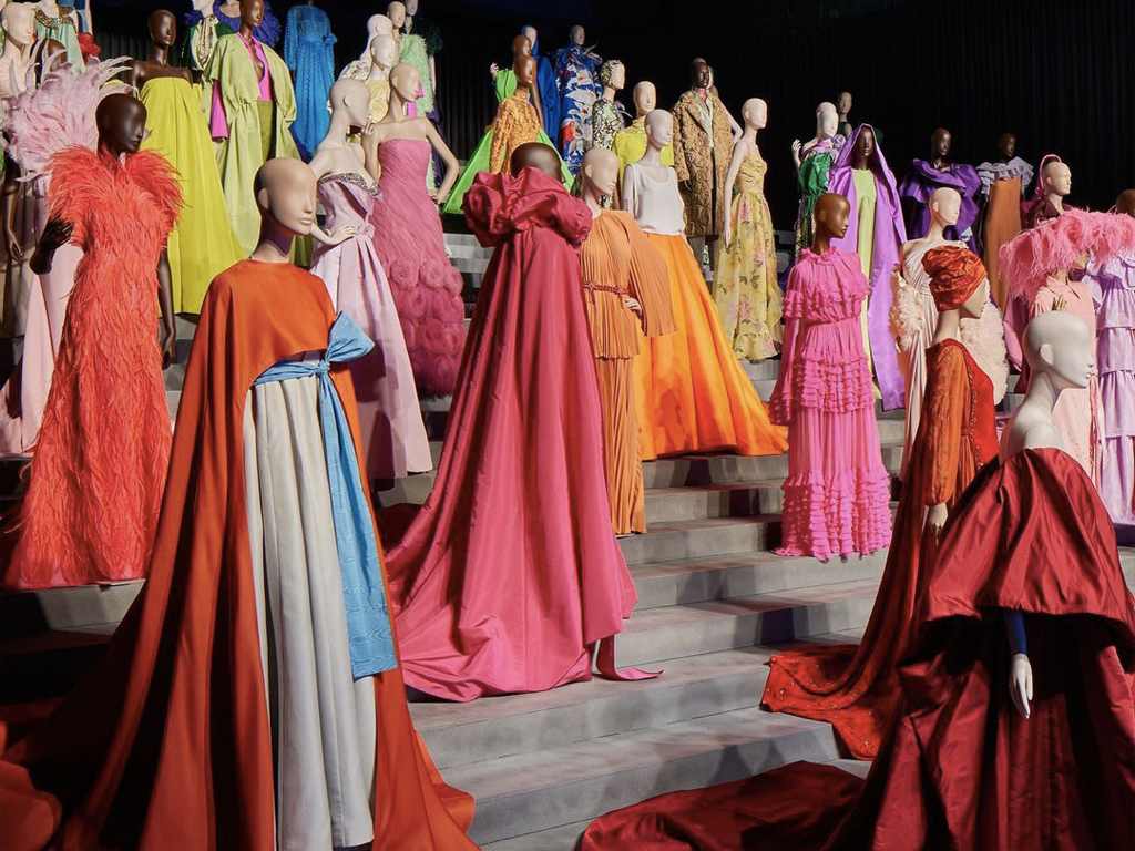 Exibição "Forever Valentino". Clique na imagem e confira criações da marca! (Foto: Reprodução/Instagram @elletaiwan)