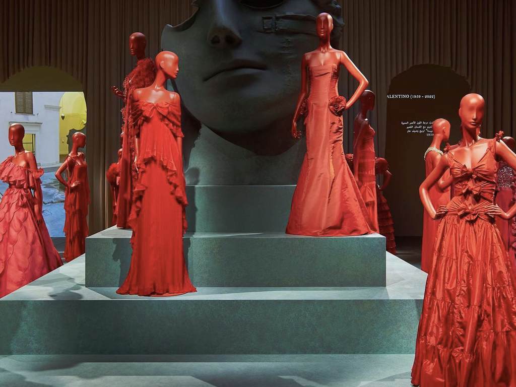 Exibição "Forever Valentino". Clique na imagem e confira criações da marca! (Foto: Reprodução/Instagram @elletaiwan)