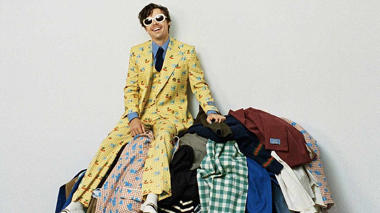 Harry Styles em campanha de sua collab com a Gucci. Clique na imagem e confira criações da marca! (Foto: Reprodução/Instagram @gucci)