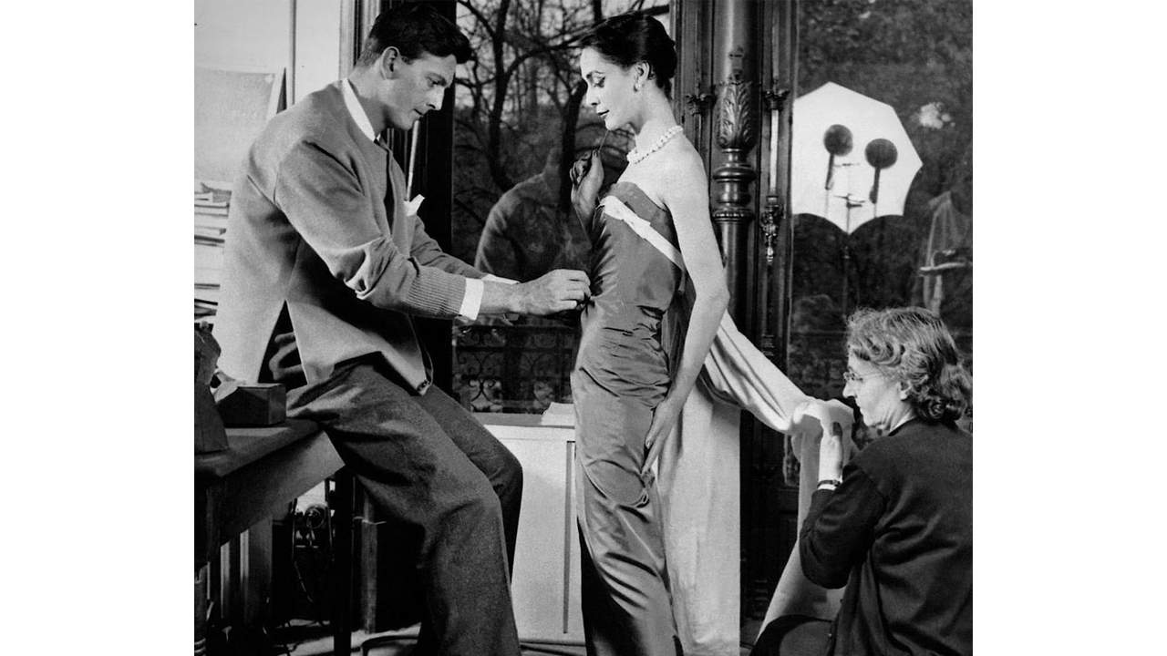 Hubert de Givenchy. Clique na imagem e confira criações da marca! (Foto: Reprodução/Instagram @atelierprk)