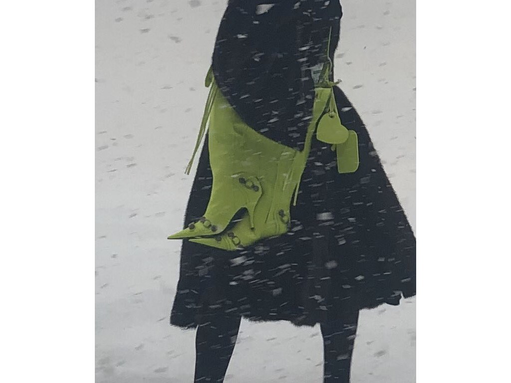 A Le Cagole Boot Bag no desfile de Inverno 2022 da Balenciaga. Clique na imagem e confira mais criações da marca! (Foto: Reprodução/Twitter @VVFriedman)