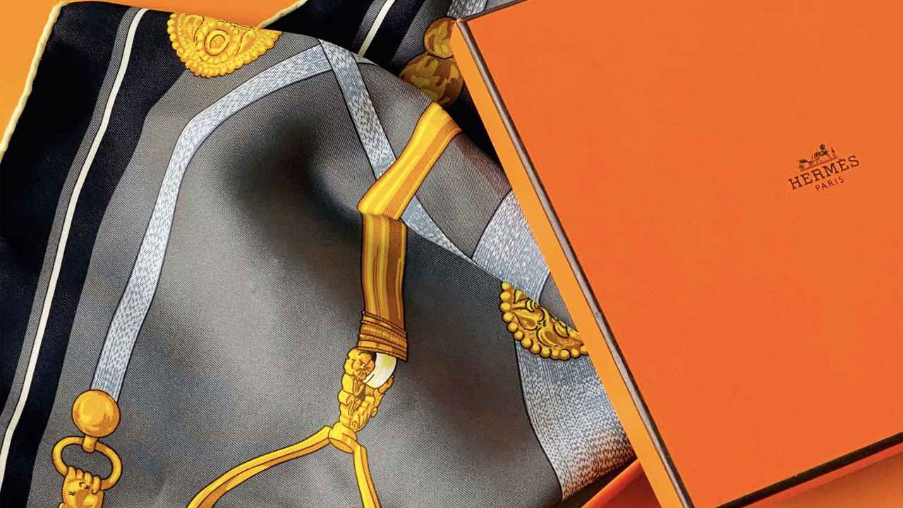 Lenço Hermès. Clique na imagem e confira mais opções de presente!