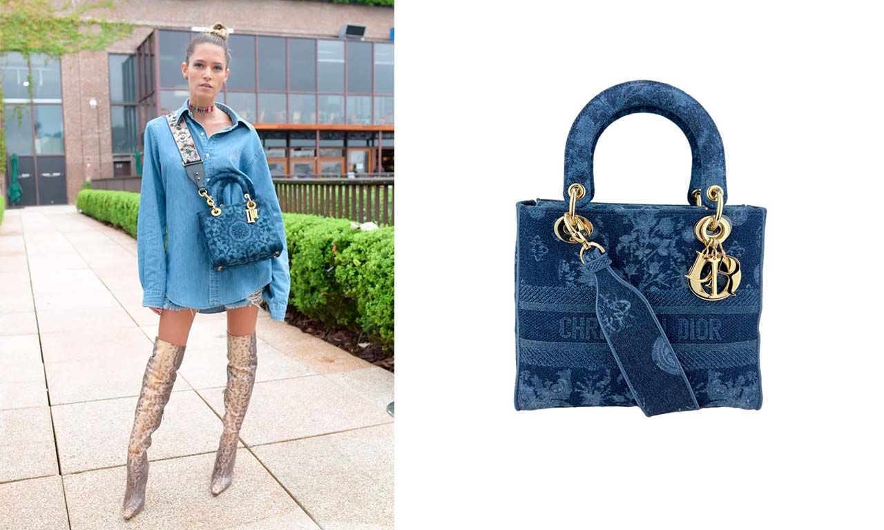 Montagem com duas imagens: a primeira da influenciadora de moda Helena Bordon usando bolsa azul em um look todo jeans e a segunda da Bolsa com Alça Christian Dior Medium Floral Lady D-Lite Denim.