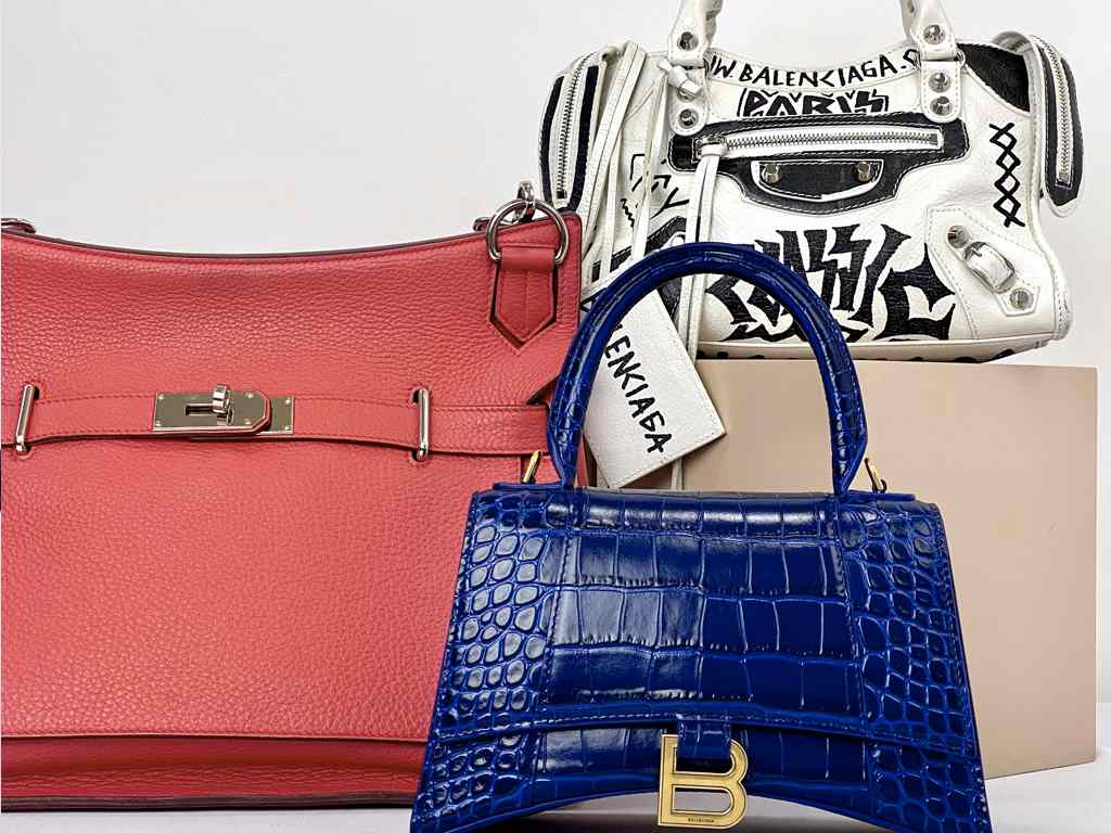 Imagem com três bolsas de luxo.