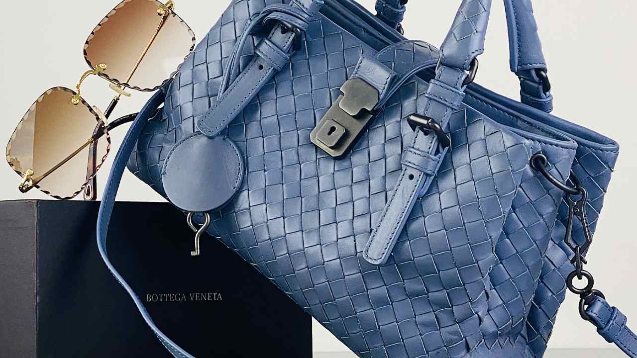 A marca aposta em criações que sejam atemporais e sofisticadas sem a necessidade de monogramas excessivos. Clique na imagem e confira criações da Bottega Veneta!