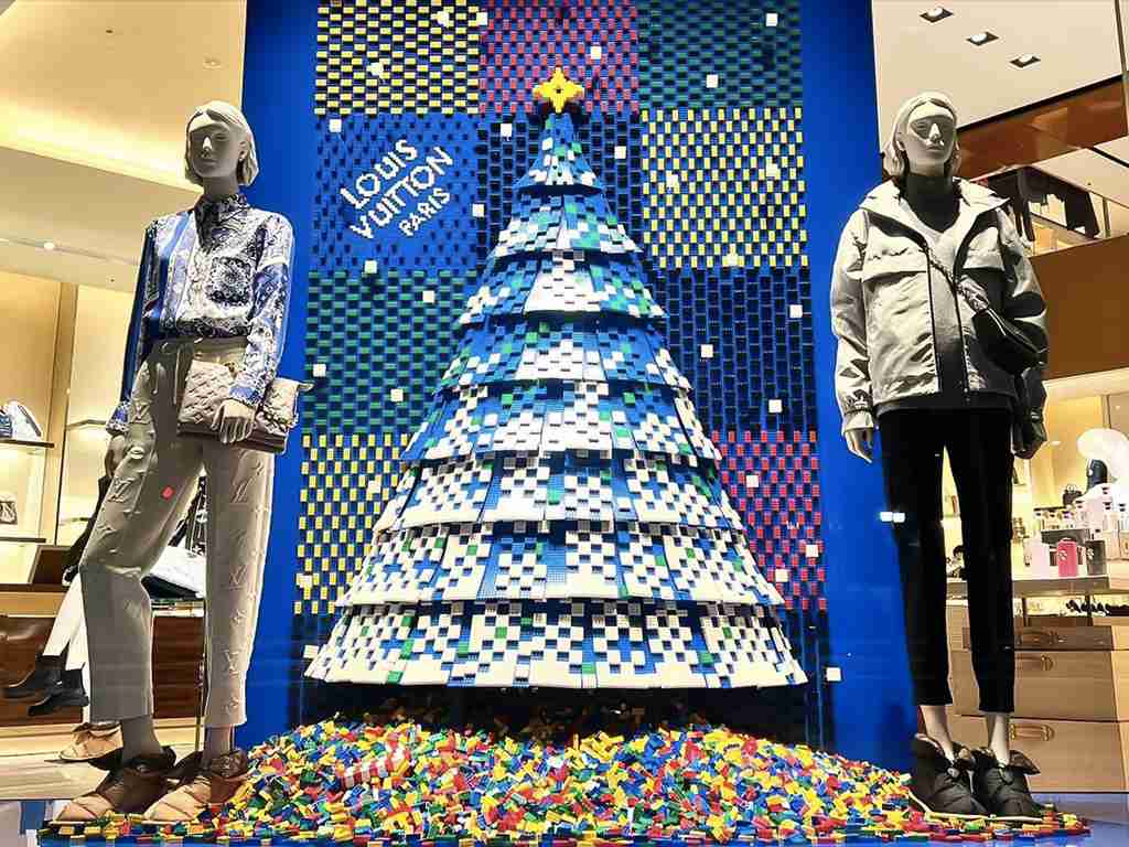 Vitrine de natal da Louis Vuitton em parceria com a Lego. Clique na imagem e descubra os produtos da marca no nosso site. (Foto: www.hypebeast.com)
