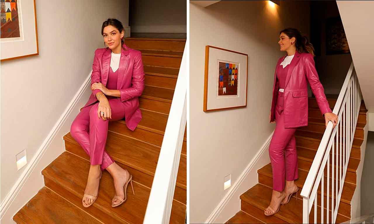 Montagem com duas fotos da influenciadora de moda Marcela Tranchesi com look na cor do ano 2023 Viva Magenta. 