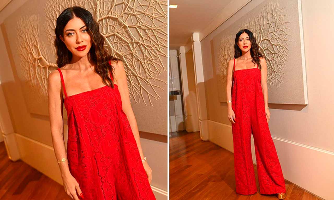 Montagem com duas fotos da influenciadora de moda Anna Carol Bassi com macacão vermelho. Uma das nossas sugestões de look para o natal.