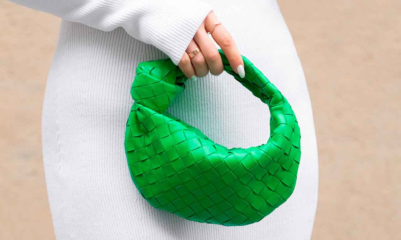 Foto da bolsa Bottega Veneta feita com couro com a técnica intrecciato.