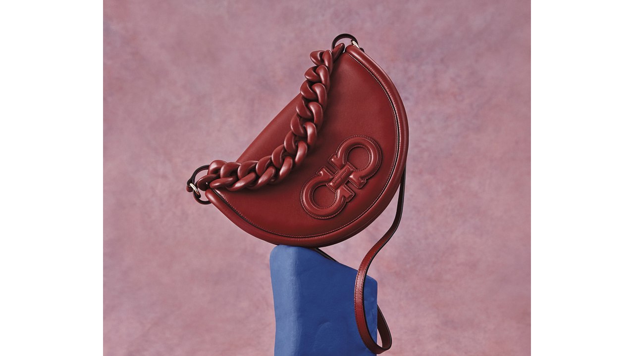 Bolsa Ferragamo Aura. Clique na imagem e confira modelos das top marcas de bolsas! (Foto: Reprodução/Instagram @ferragamo)