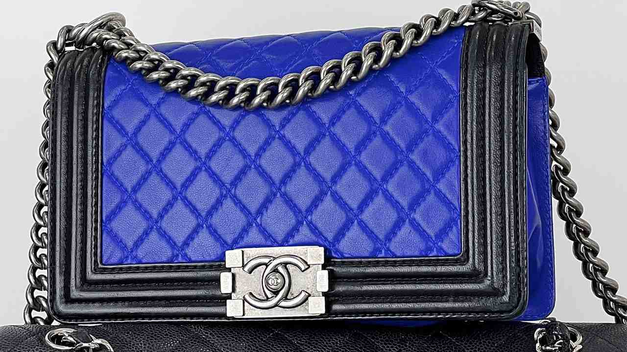 Bolsa Chanel Boy. Clique na imagem e confira mais modelos de bolsas para investir na XMas Sale!