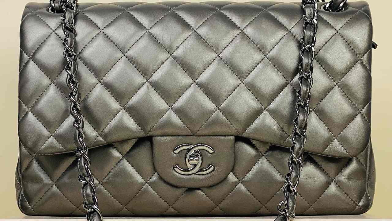 Bolsa Chanel Double Flap. Clique na imagem e confira mais modelos de bolsas para investir na XMas Sale!