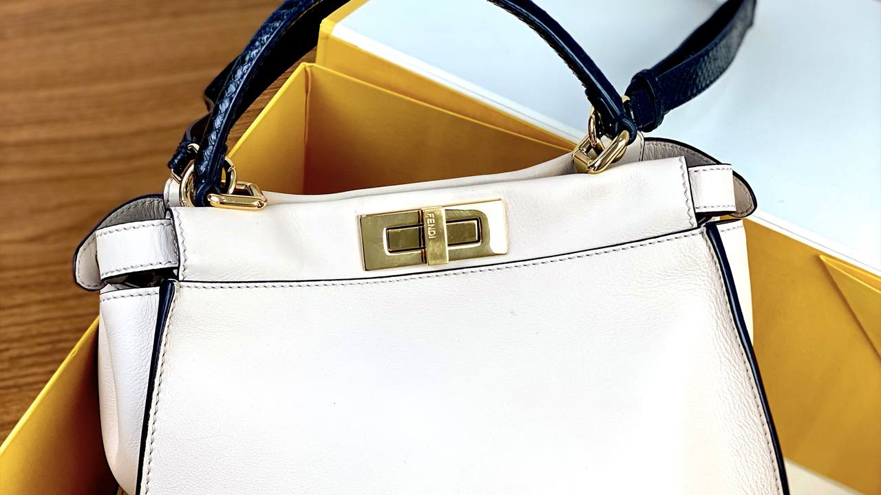 Bolsa Fendi Peekaboo. Clique na imagem e confira mais modelos de bolsas para investir na XMas Sale!