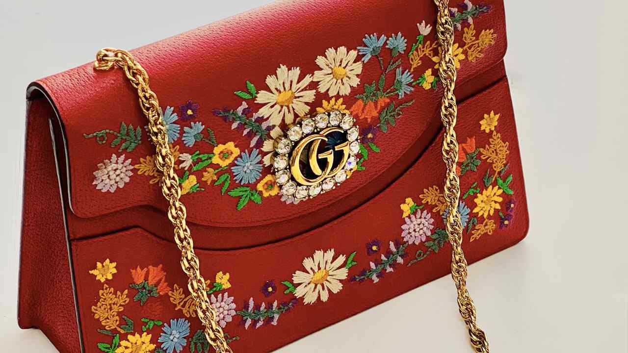 Clique na imagem e confira modelos de bolsa Gucci com os melhores preços de outlet!