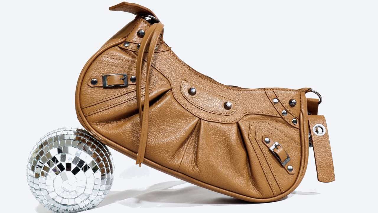 Bolsa Balenciaga Le Cagole. Clique na imagem e confira mais modelos de bolsas na Super Sale! (Foto: Reprodução/Instagram @bauarte)