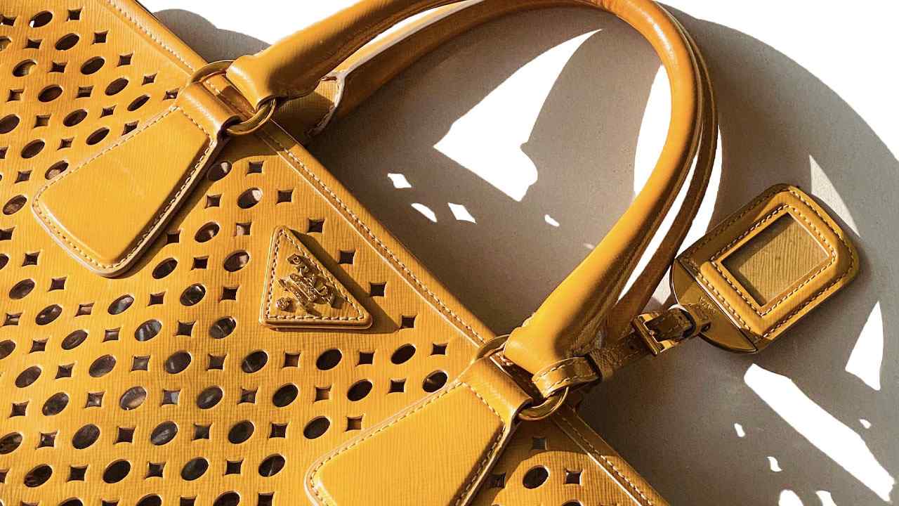 Bolsas são acessórios mais do que úteis e necessários para o verão, seja para ir à praia ou sair. Clique na imagem e confira peças similares.