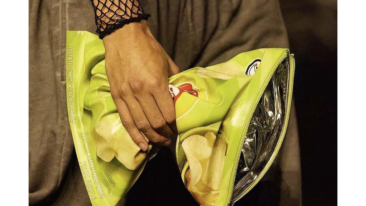 Bolsa colaboração Balenciaga X Lays. (Foto: Reprodução/Instagram @highxtar)