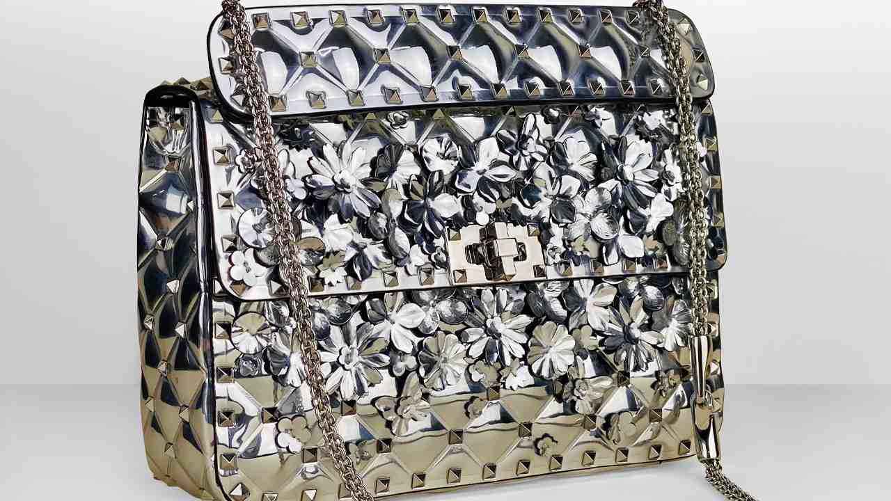 Bolsa Valentino Rockstud. Clique na imagem e confira mais modelos de bolsas para investir na XMas Sale!