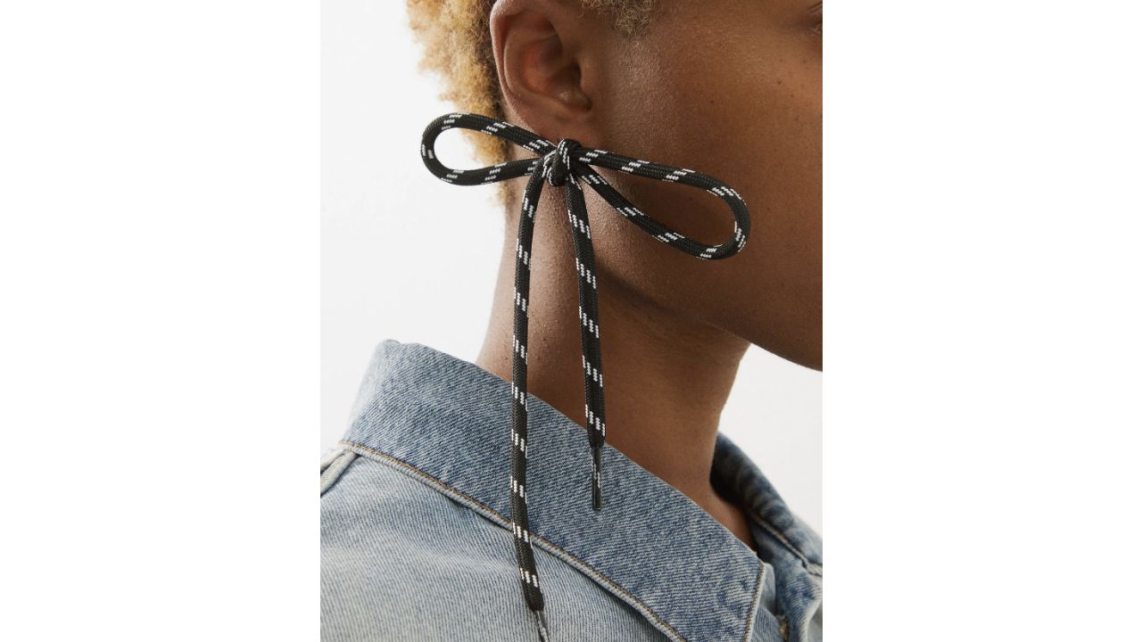 Brinco de cadarço da Balenciaga. (Foto: Reprodução/Glamour Brasil)