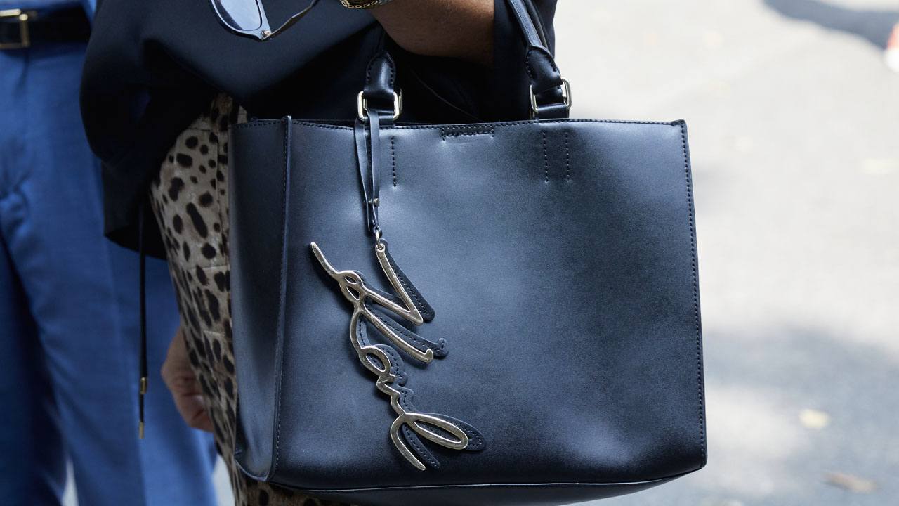 capa do post sobre karl lagerfeld lançar marca denim