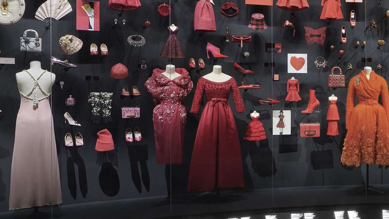 Exposição Dior: Designer of Dreams. Clique na imagem e confira criações da maison! (Foto: Reprodução/Instagram @dior)