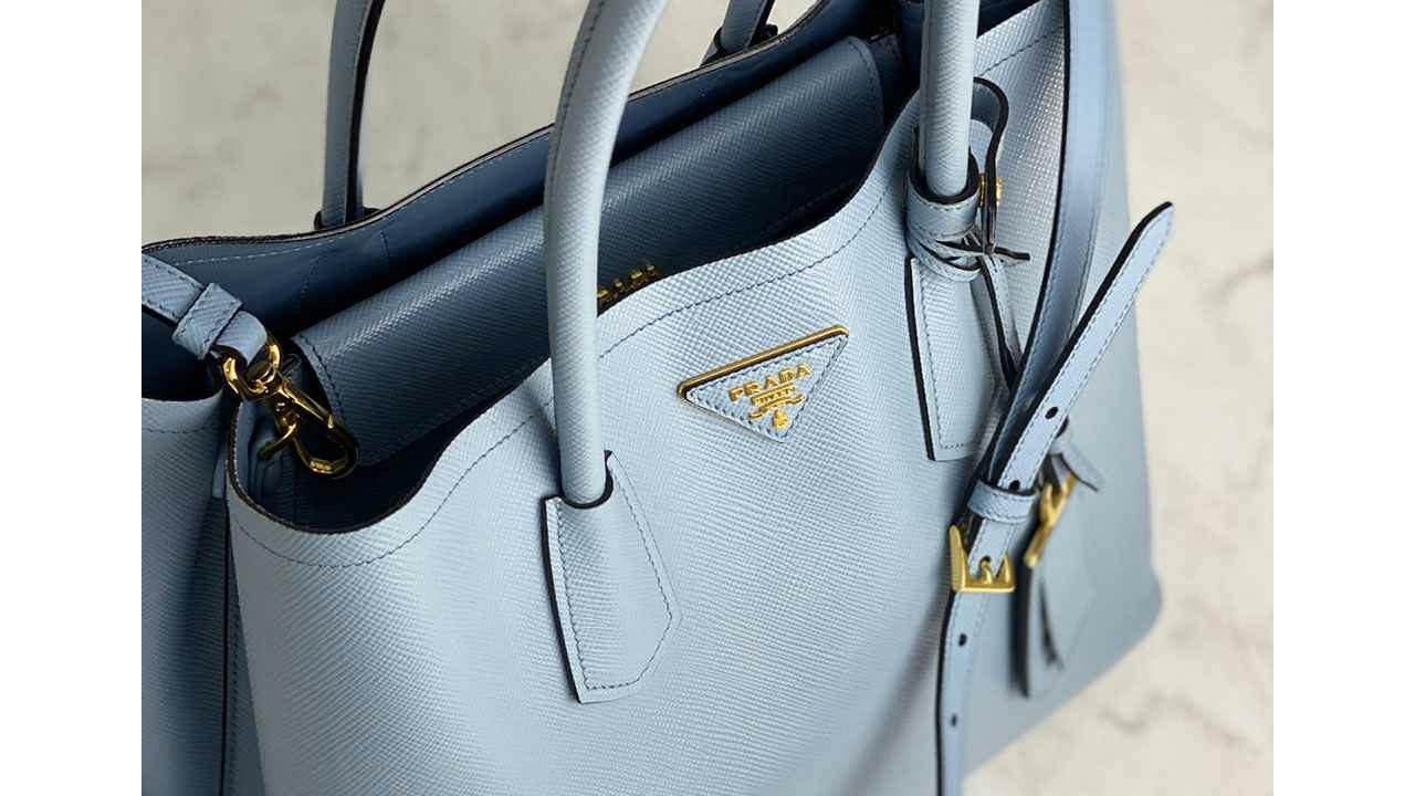 Bolsa Double Prada. Clique na imagem e confira mais modelos de bolsas para investir na XMas Sale!