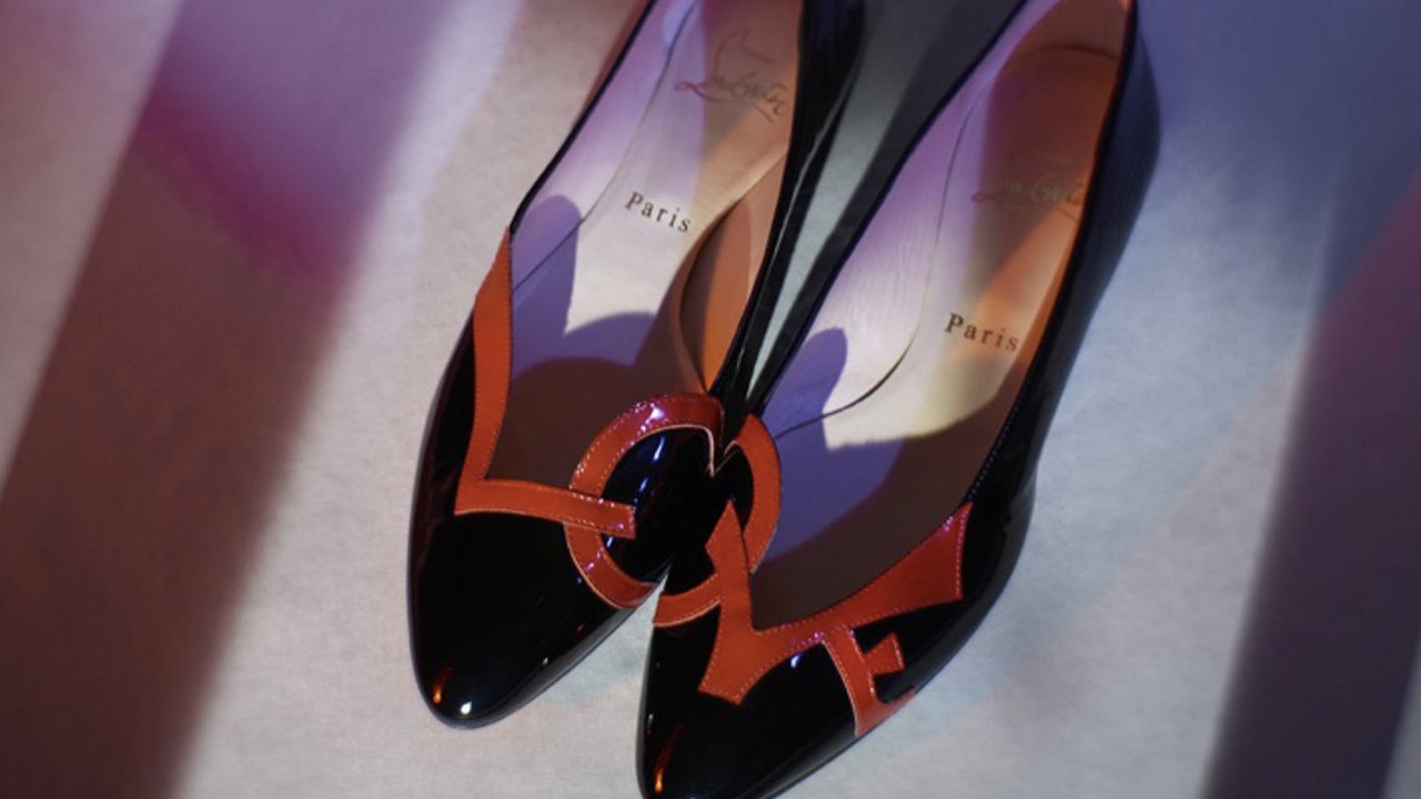 Sapatilha LOVE inspirada por Lady Diana. Clique na imagem e confira mais modelos de Christian Louboutin! (Foto: Reprodução/Forbes.com)