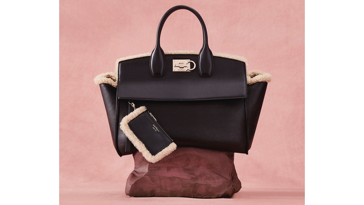 Bolsa Ferragamo Studio. Clique na imagem e confira modelos das top marcas de bolsas! (Foto: Reprodução/Instagram @ferragamo)