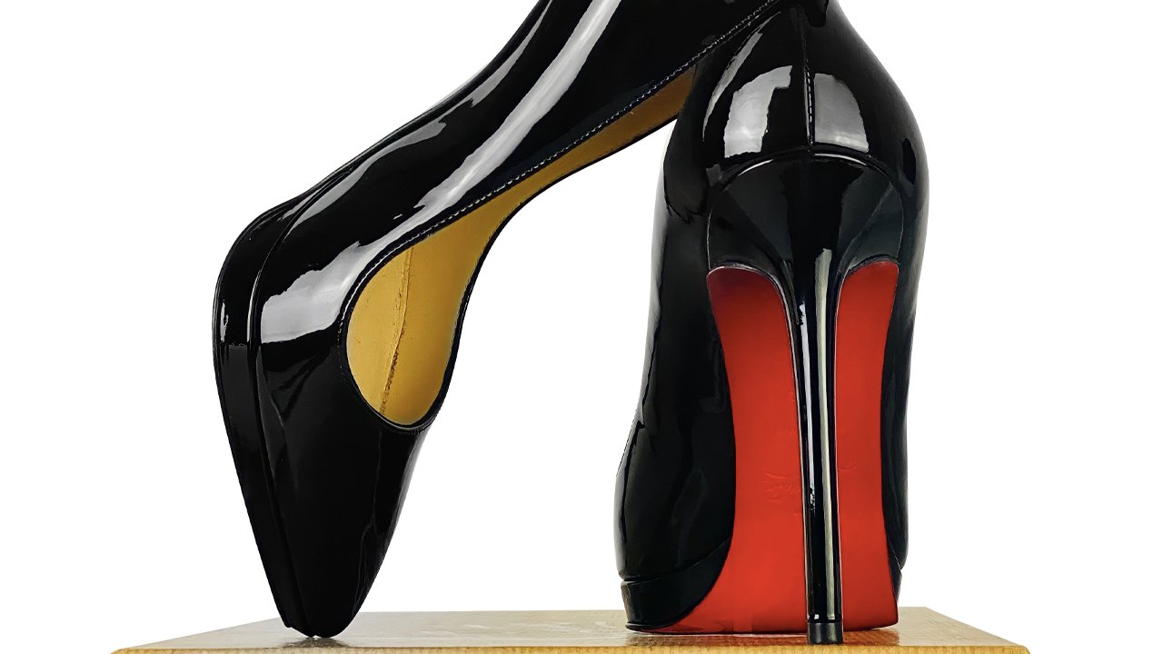 A ideia para as icônicas solas vermelhas veio de uma forma inusitada: o esmalte de unha de uma das funcionárias da marca. Clique na imagem e confira mais modelos de Christian Louboutin!