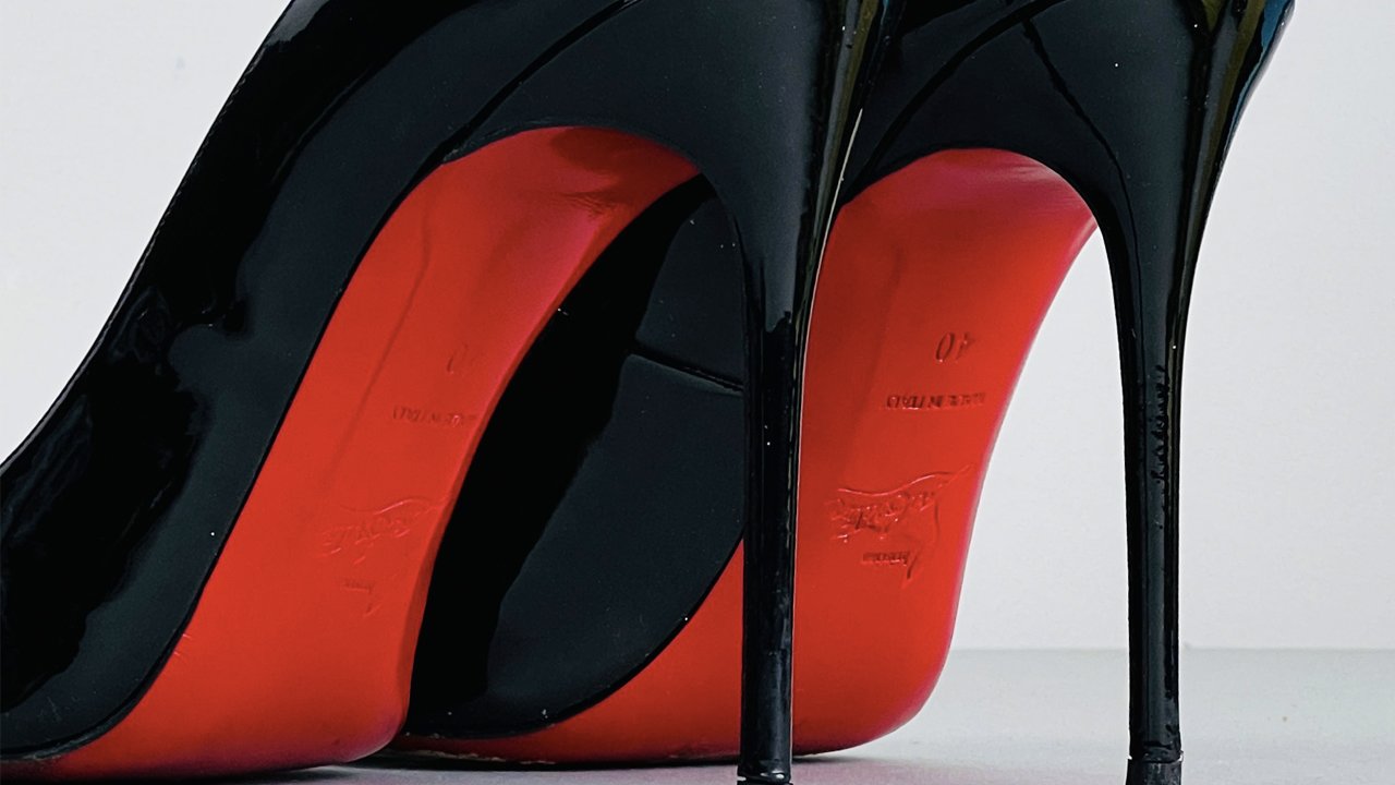 Suas icônicas solas são protegidas por patente. Clique na imagem e confira mais modelos de Christian Louboutin!
