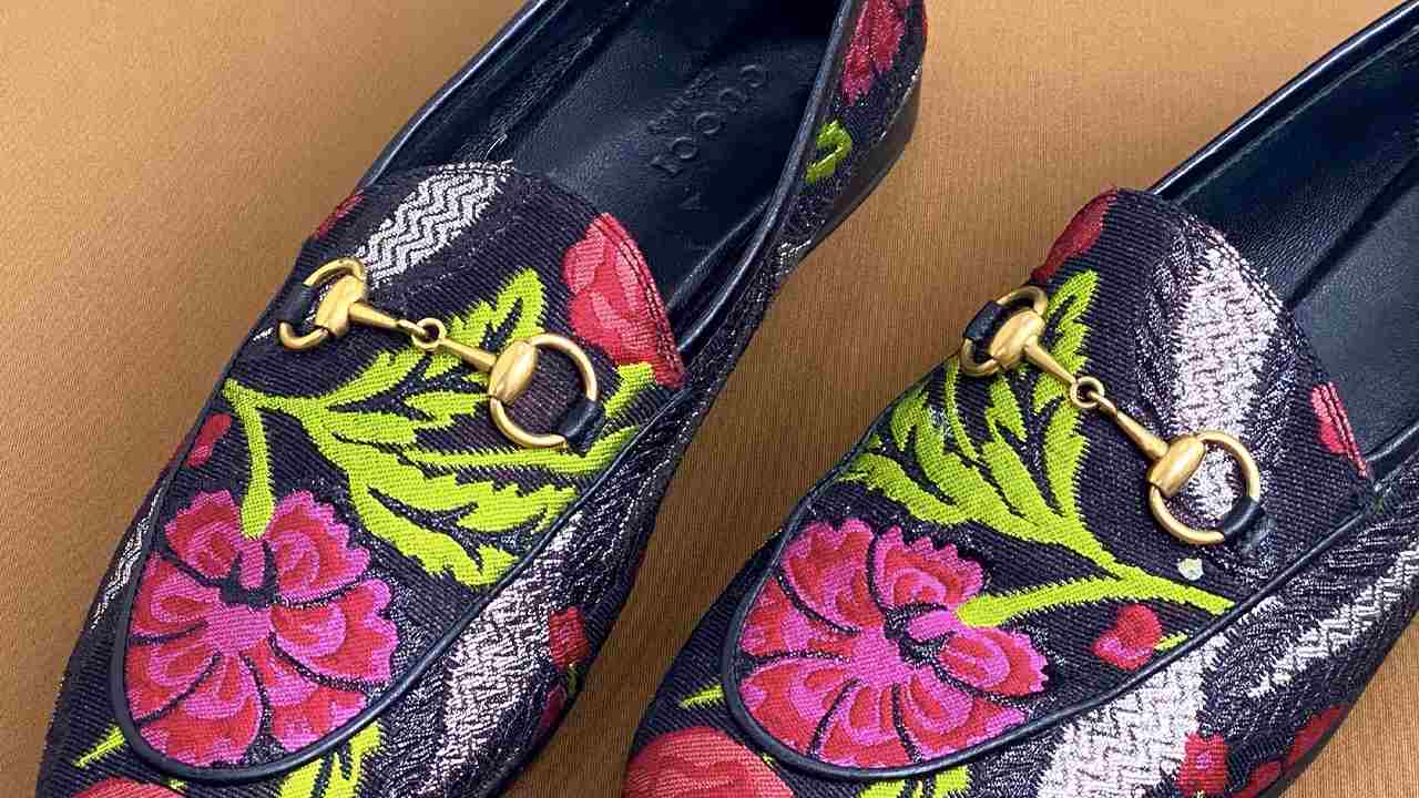 Clique na imagem e confira centenas de modelos de sapatos rasteiros das principais marcas de luxo!