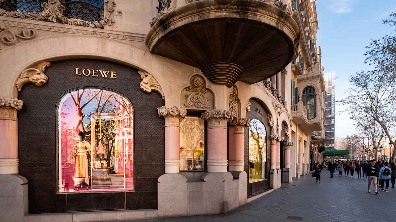 Fachada da loja Loewe. Vitrine vista de fora na calçada.