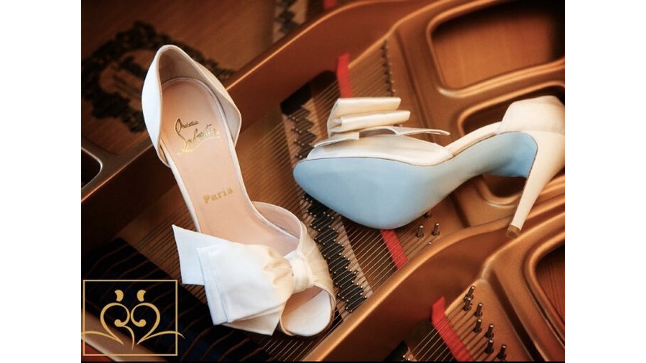 A marca já criou modelos com sola azul bebê com intenção de ser um "algo azul" das noivas. Clique na imagem e confira mais modelos de Christian Louboutin! (Foto: Reprodução/Zankyou.com)