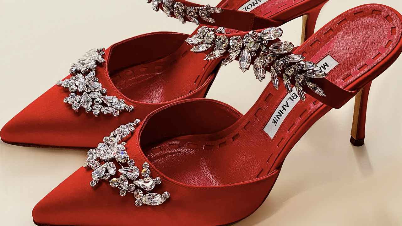 Clique na imagem e confira centenas de modelos de sapatos das principais marcas de luxo para as amantes de salto alto!