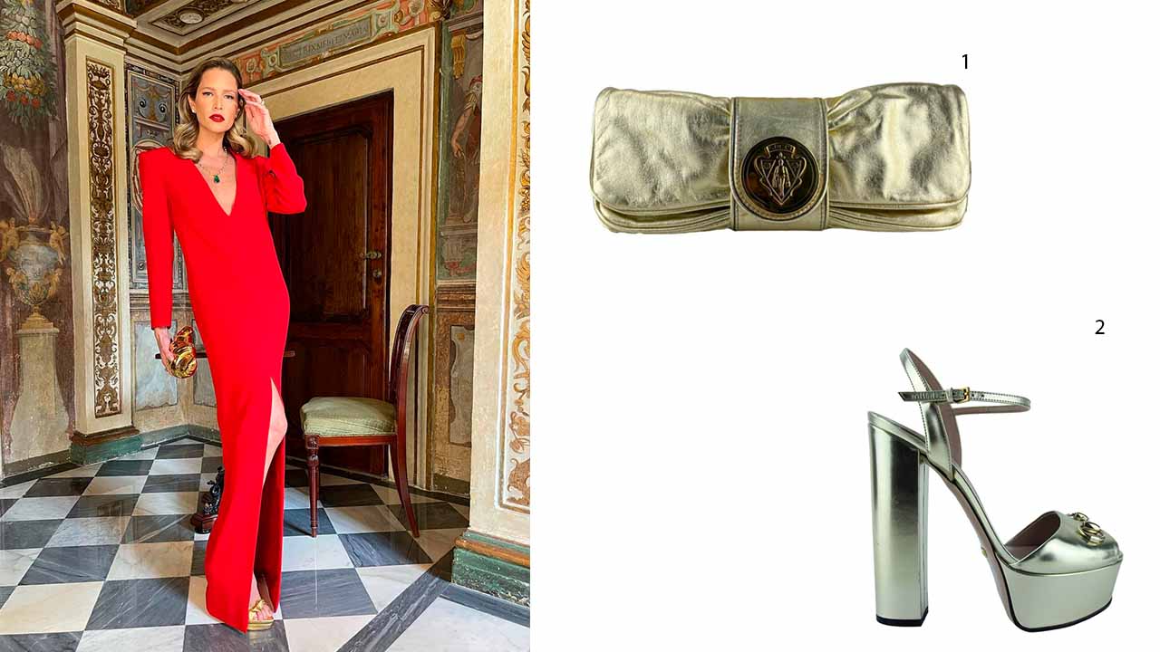 Montagem de fotos com a influenciadora Helena Bordon usando vestido longo vermelho com fenda ao lado de bolsa e sapato metálicos.