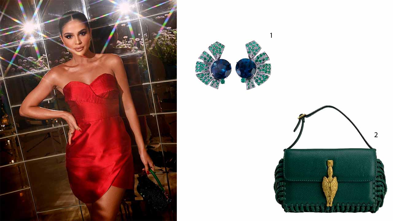 Montagem de fotos com a influenciadora Thassia Naves usando vestido curto vermelho ao lado de bolsa verde e brincos de safira e esmeralda.