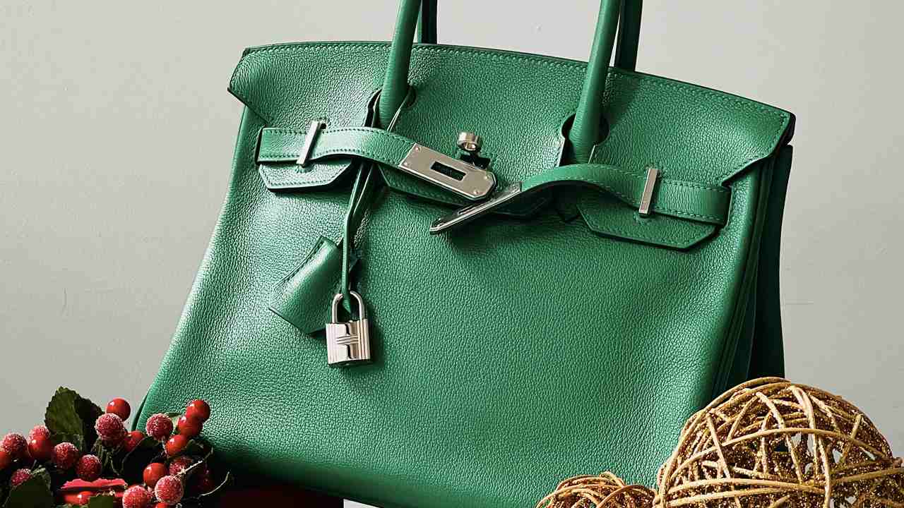 A Birkin é considerada um ótimo investimento, porque a cada ano ela se valoriza, com seu valor de mercado aumentando. Clique na imagem e confira mais modelos da Hermès!