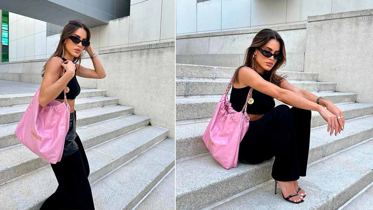 Montagem com duas fotos de mulher usando Bolsa Chanel 22 rosa.