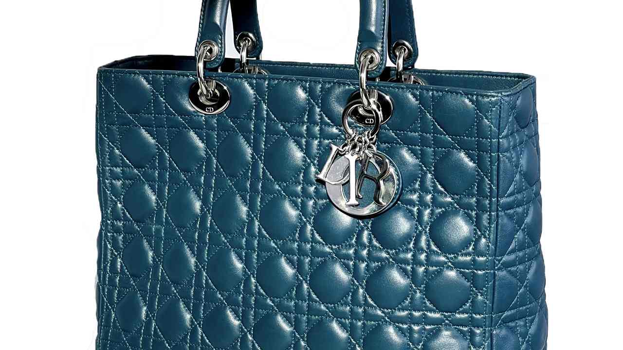 Bolsa Lady Dior. Clique na imagem e confira peças similares!