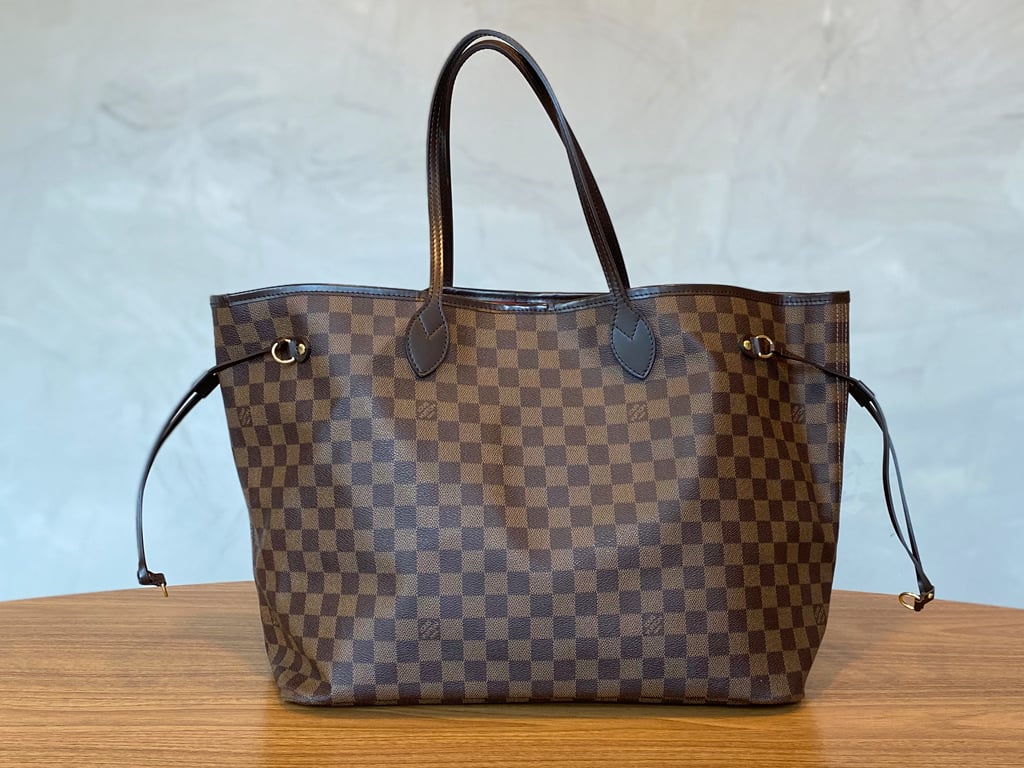 Bolsa Louis Vuitton Neverfull feita do material e do tamanho perfeito para usar na praia e na cidade.