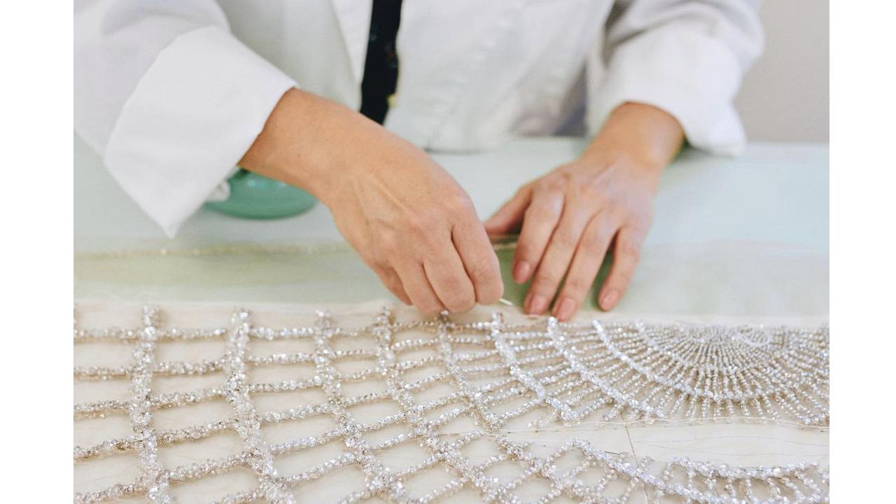Apenas um número seleto de costureiras estão qualificadas para trabalhar na alta-costura. (Foto: Reprodução/Instagram oscardelarenta)