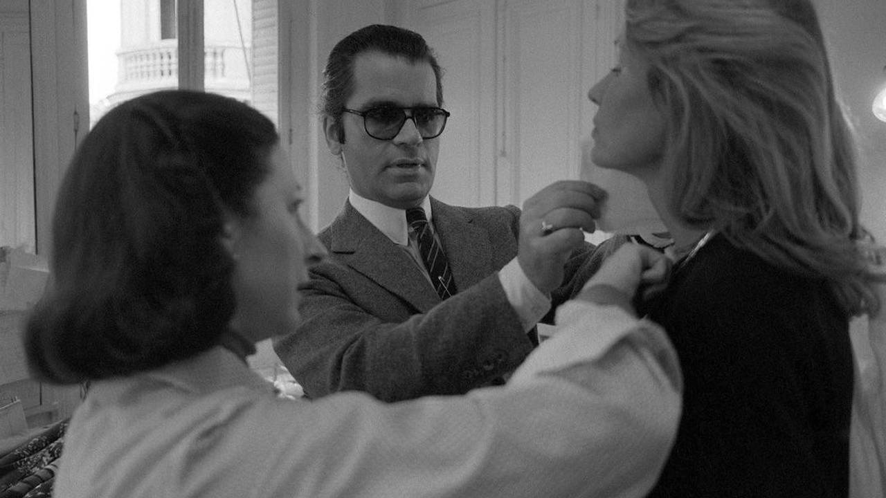 Estilista Karl Lagerfeld. Clique na imagem e confira suas criações na Fendi! (Foto: Reprodução/Instagram @karllagerfeld)