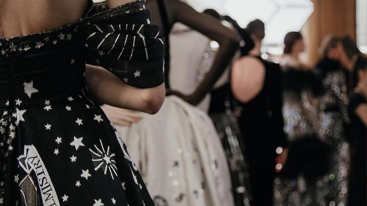 São necessárias 10 provas para desenvolver completamente um vestido de alta costura. (Foto: Reprodução/Instagram @zuhairmuradofficial)