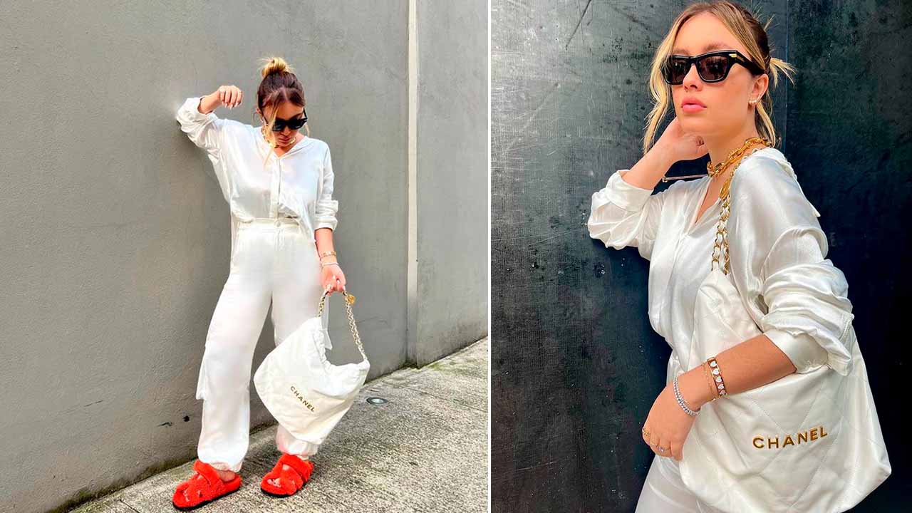 Montagem com duas fotos de mulher usando Bolsa Chanel 22 branca.