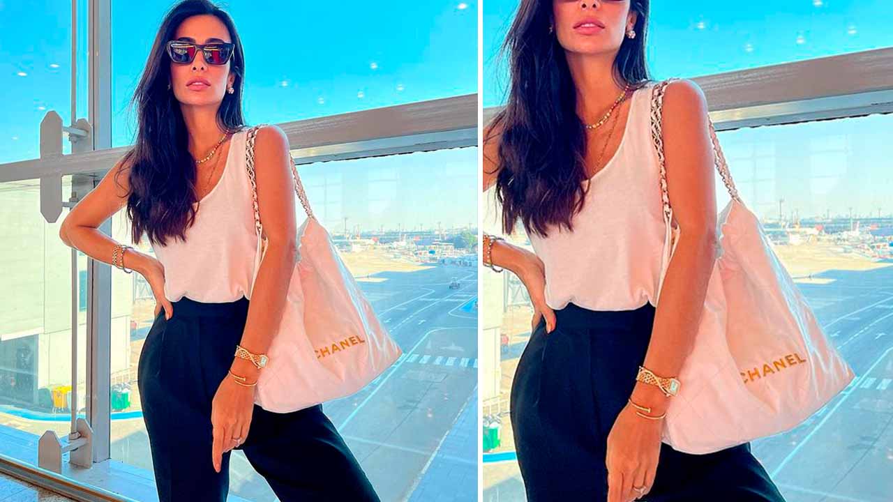 Montagem com duas fotos de mulher usando Bolsa Chanel 22 branca.