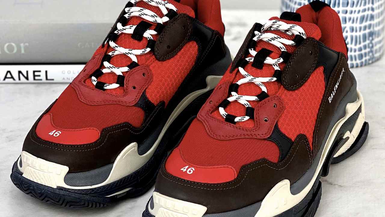 Tênis Balenciaga Triple S. Clique na imagem e confira mais modelos de sneakers no Etiqueta Única!